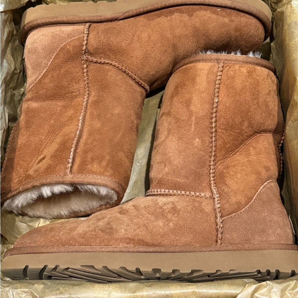 Womens UGG Classic Short Boot.